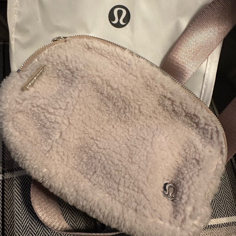 Lululemon everywhere belt Sherpa bag
